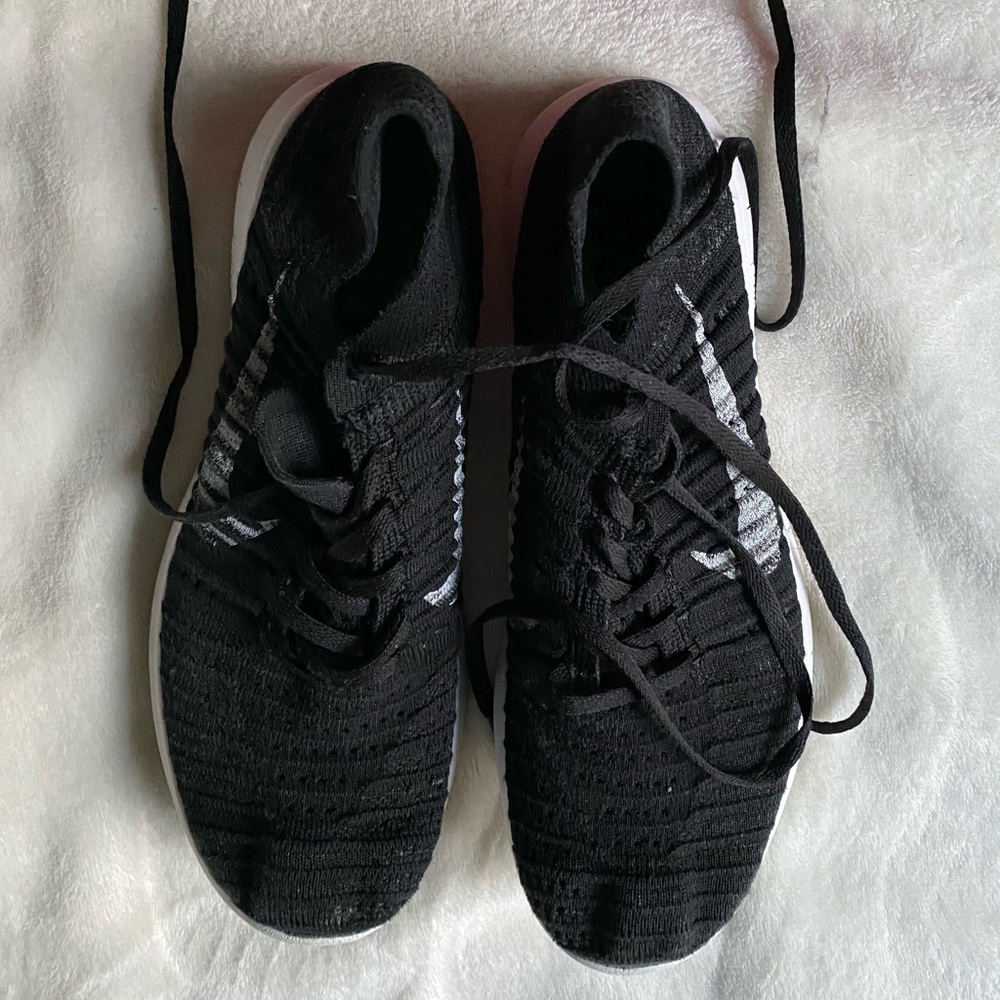 NIKE Flyknit Free - Women's Size 8, Black